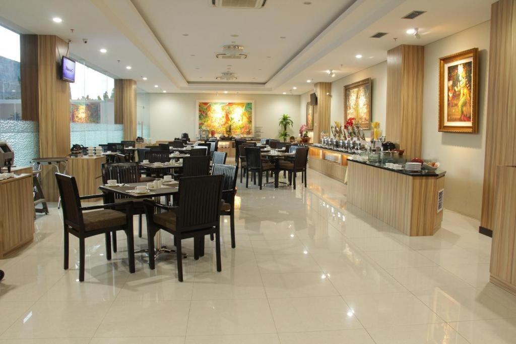 Atrium Premiere Cilacap Exteriör bild