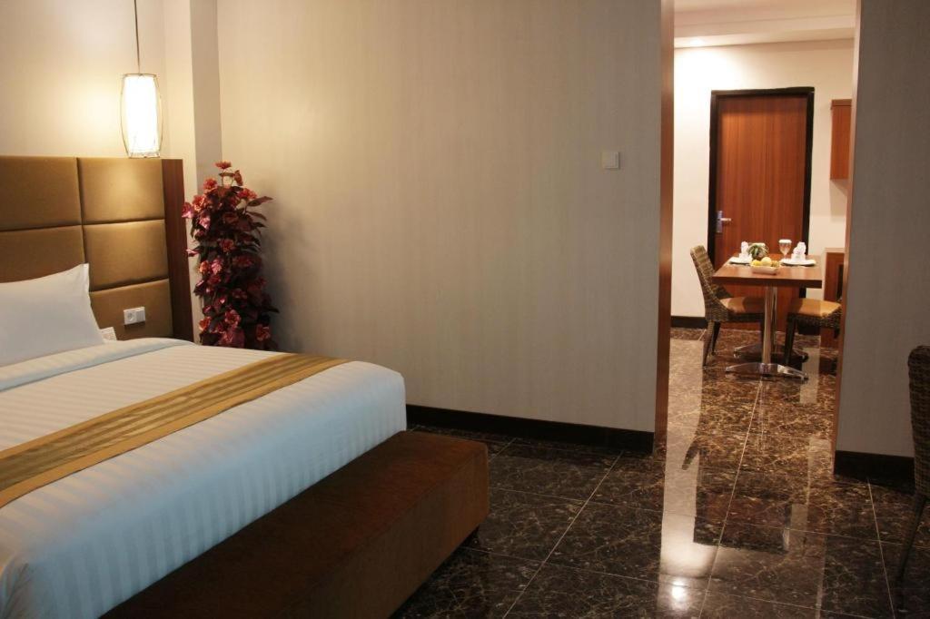Atrium Premiere Cilacap Exteriör bild