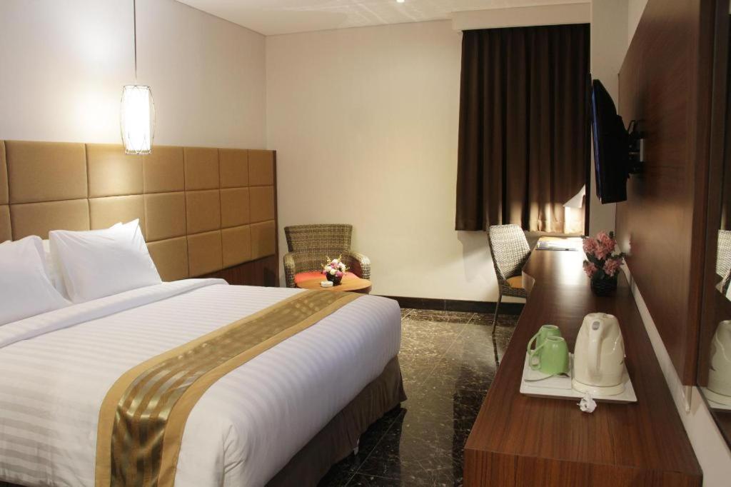 Atrium Premiere Cilacap Exteriör bild