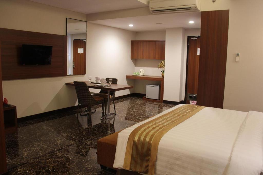 Atrium Premiere Cilacap Exteriör bild