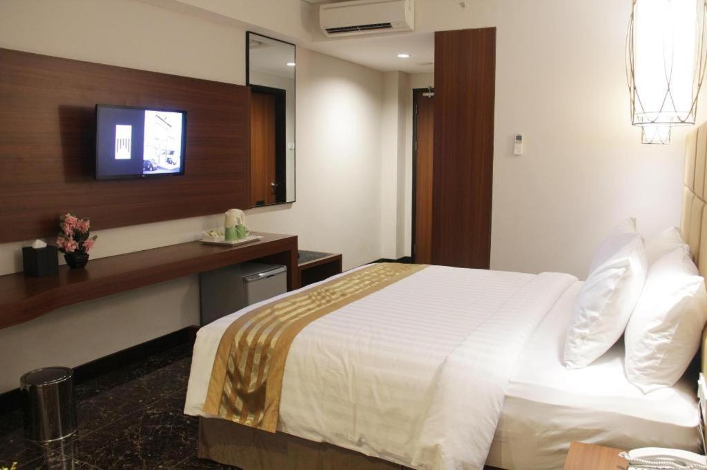 Atrium Premiere Cilacap Exteriör bild