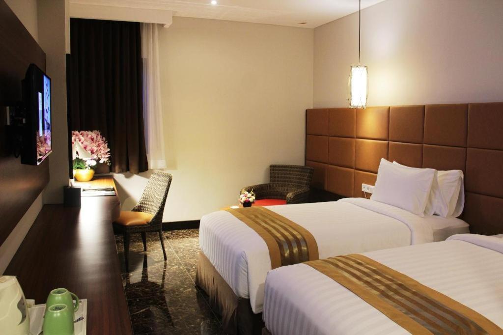 Atrium Premiere Cilacap Exteriör bild
