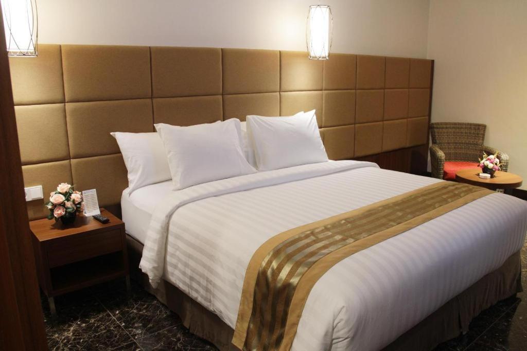 Atrium Premiere Cilacap Exteriör bild
