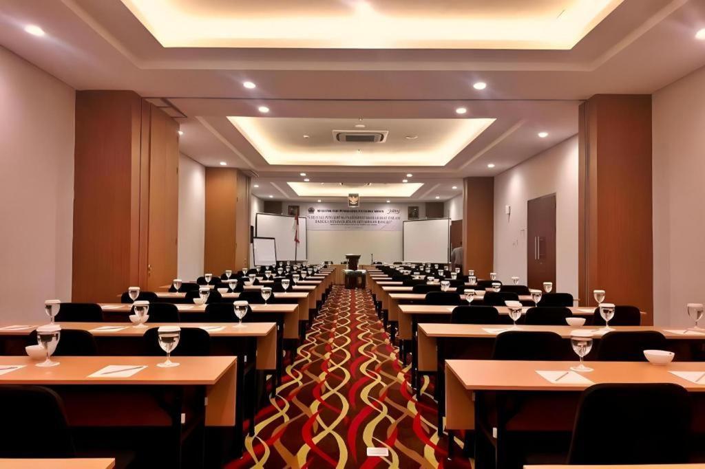 Atrium Premiere Cilacap Exteriör bild