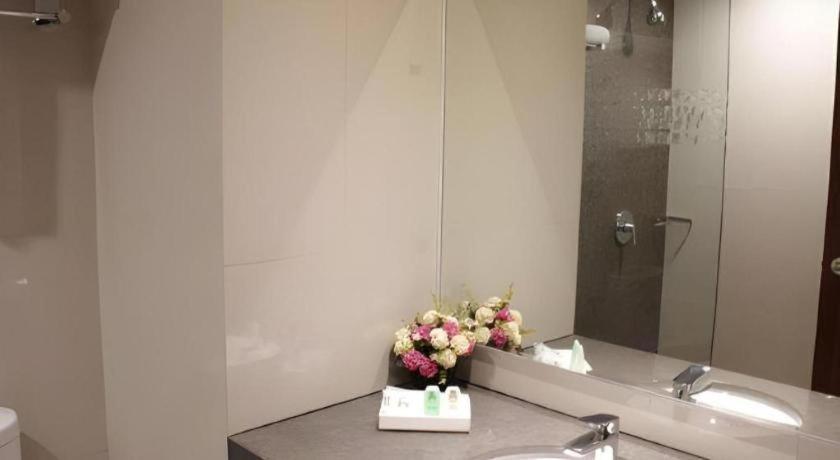 Atrium Premiere Cilacap Exteriör bild
