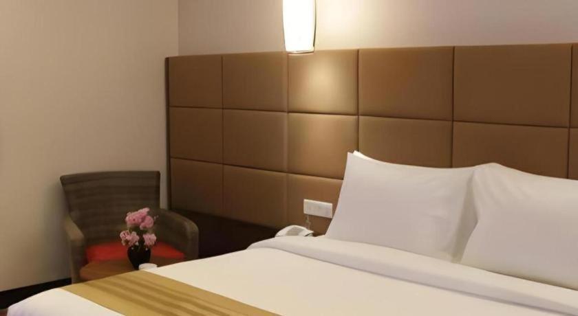 Atrium Premiere Cilacap Exteriör bild