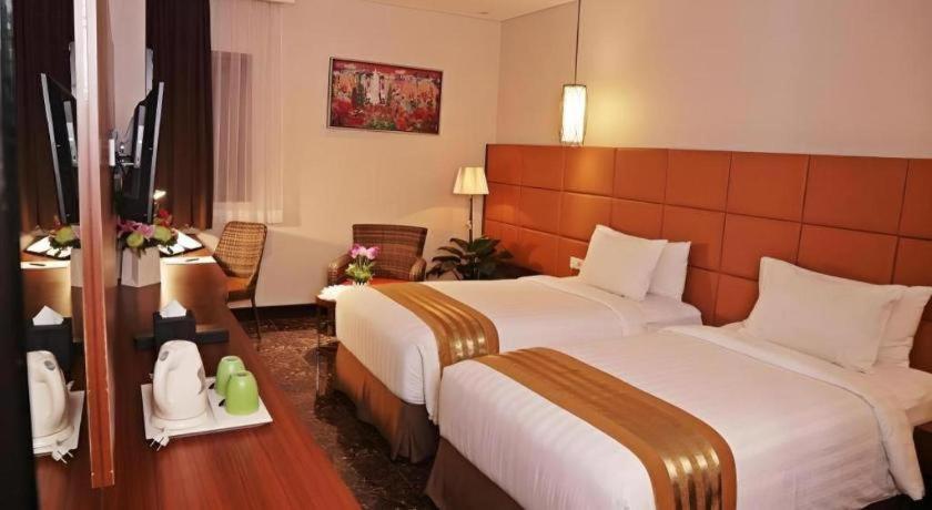 Atrium Premiere Cilacap Exteriör bild
