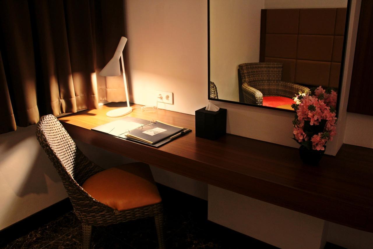 Atrium Premiere Cilacap Exteriör bild