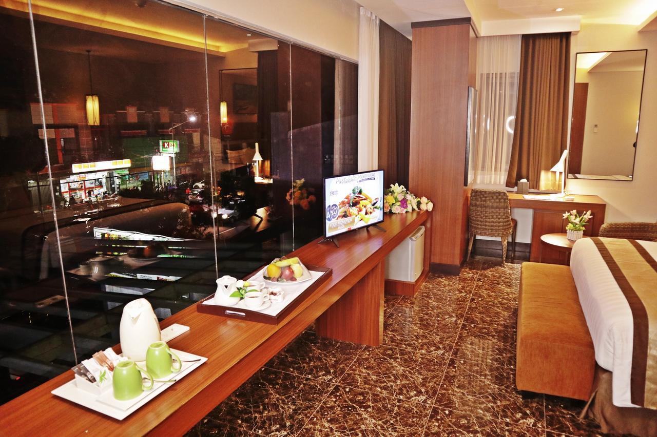Atrium Premiere Cilacap Exteriör bild