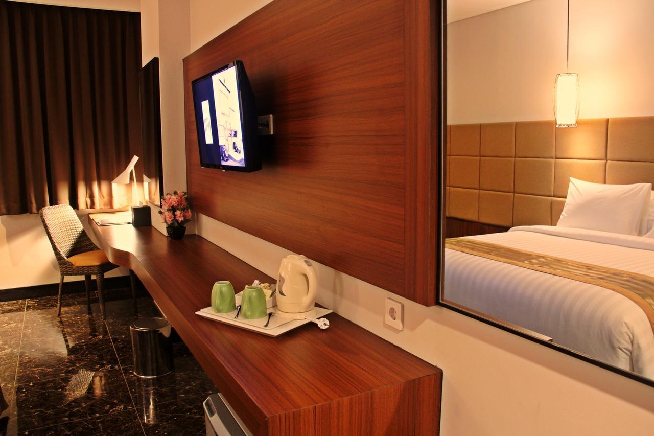 Atrium Premiere Cilacap Exteriör bild