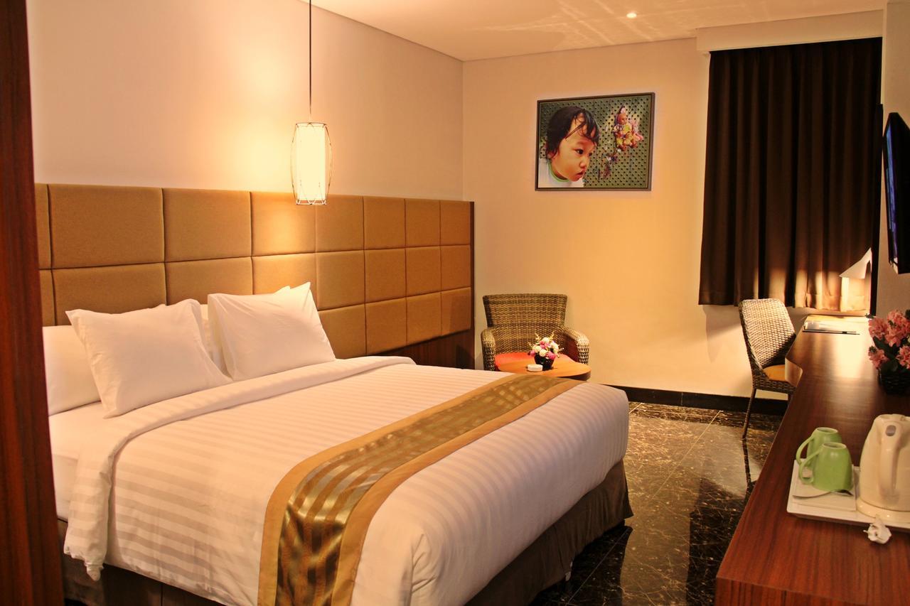 Atrium Premiere Cilacap Exteriör bild